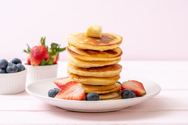 Pannenkoek met aardbeien, bosbessen en honing