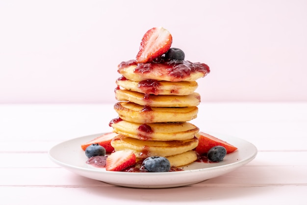 Pannenkoek met aardbeien en bosbessen