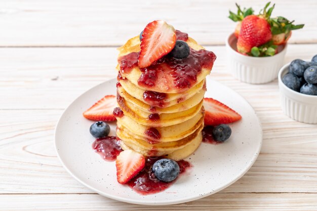 pannenkoek met aardbeien en bosbessen