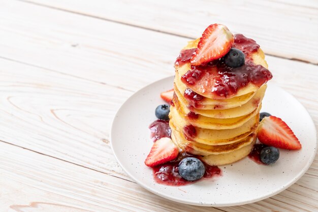 Pannenkoek met aardbeien en bosbessen