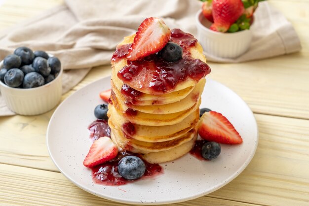 Pannenkoek met aardbeien en bosbessen