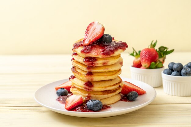 pannenkoek met aardbeien en bosbessen