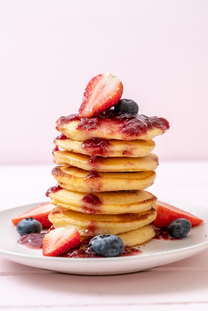 pannenkoek met aardbeien en bosbessen