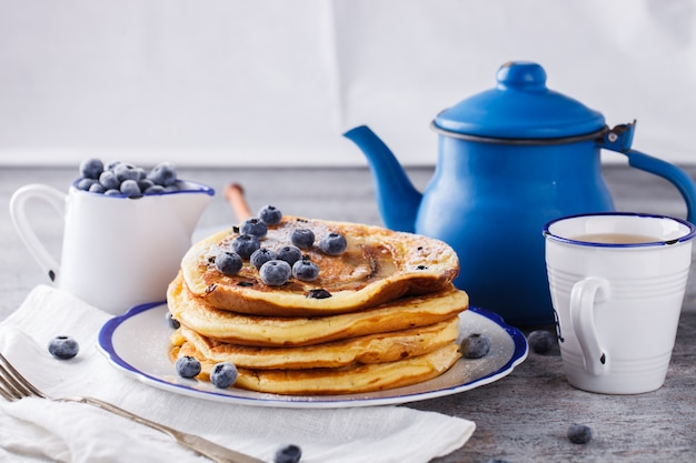 Pannenkoek met banaan, bosbessen en honing