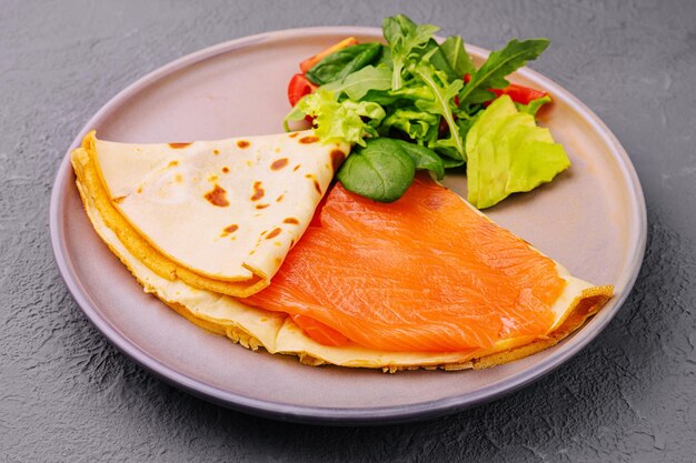 Pannenkoek met rode visfilet op plaat