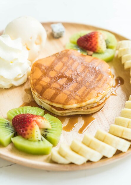 pannenkoek met vanille-ijs en fruit