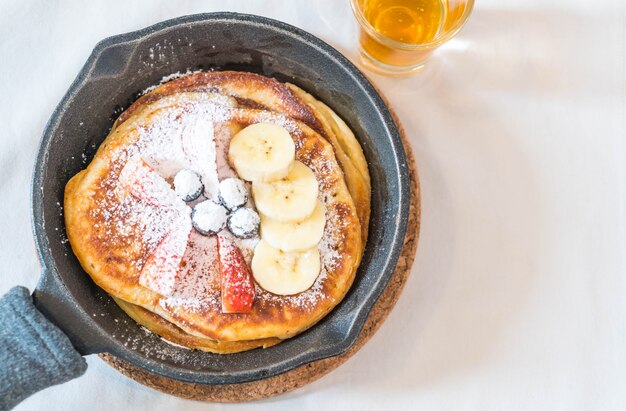 pannenkoek met verse aardbeien, bosbessen en bananen