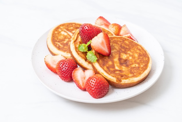 pannenkoek met verse aardbeien