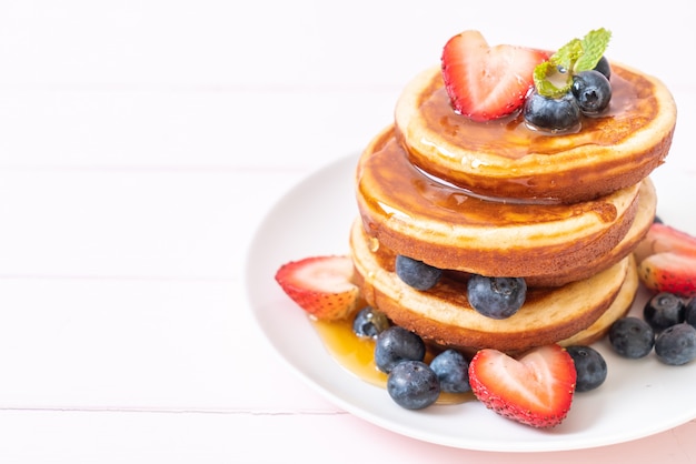 Pannenkoek met verse bosbessen, verse aardbeien en honing