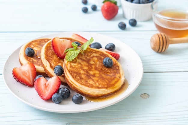 pannenkoek met verse bosbessen, verse aardbeien en honing