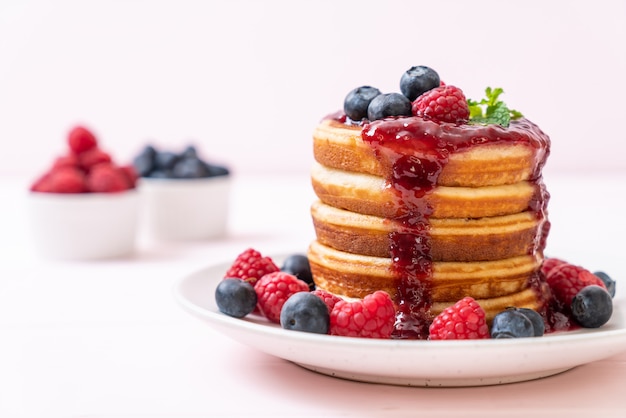 pannenkoek met verse frambozen en bosbessen