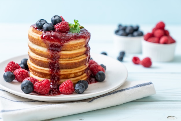 Pannenkoek met verse frambozen en bosbessen