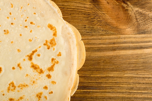 Pannenkoek op houten achtergrond