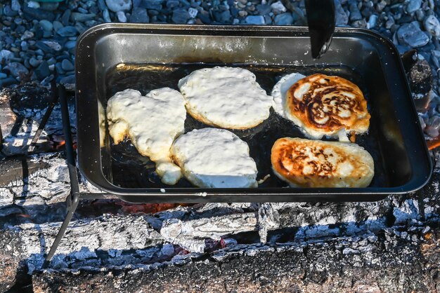 Pannenkoeken bakken boven het vuur