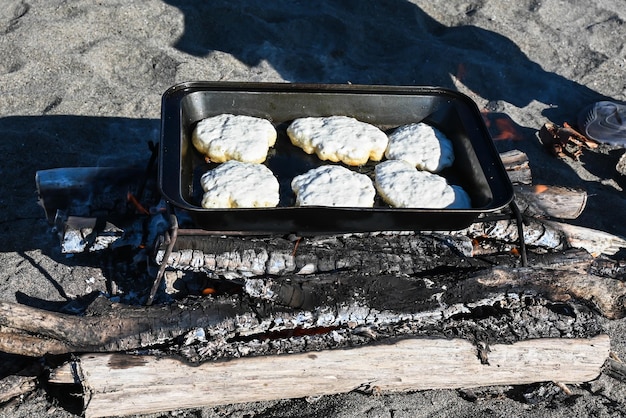 Pannenkoeken bakken boven het vuur