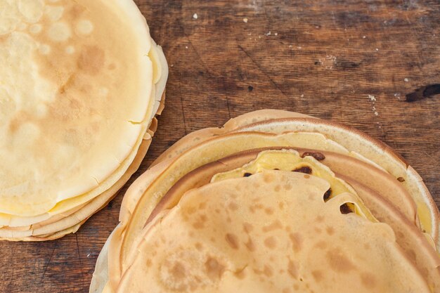 Pannenkoeken close-up. Pannenkoeken op houten achtergrond. Een stapel pannenkoeken op een houten standaard.