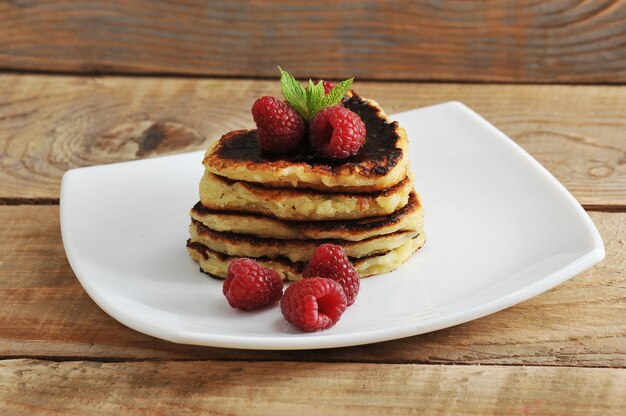 Pannenkoeken in de vorm van harten met frambozen