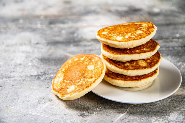 Pannenkoeken in een bord op tafel