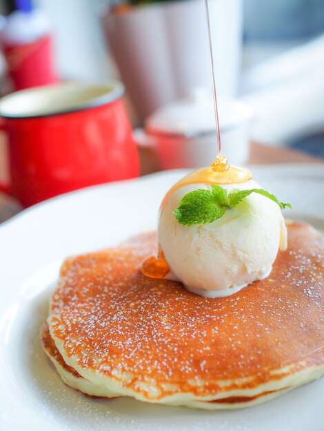 pannenkoeken in honing siroop en ijs