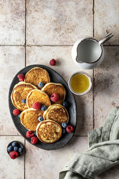 Pannenkoeken in keramische plaat met bessen en servet bovenaanzicht