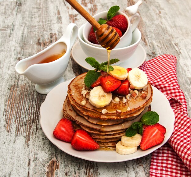 Pannenkoeken met aardbeien en bananen