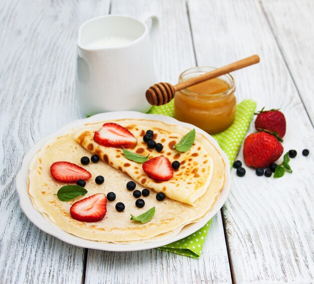 Pannenkoeken met aardbeien en bosbessen