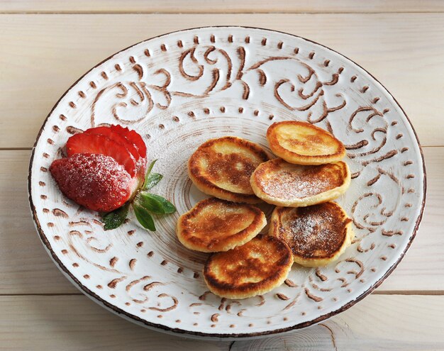 Pannenkoeken met aardbeien en poedersuiker