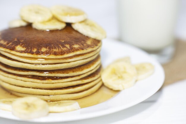 Pannenkoeken met ahornsiroop en bananen