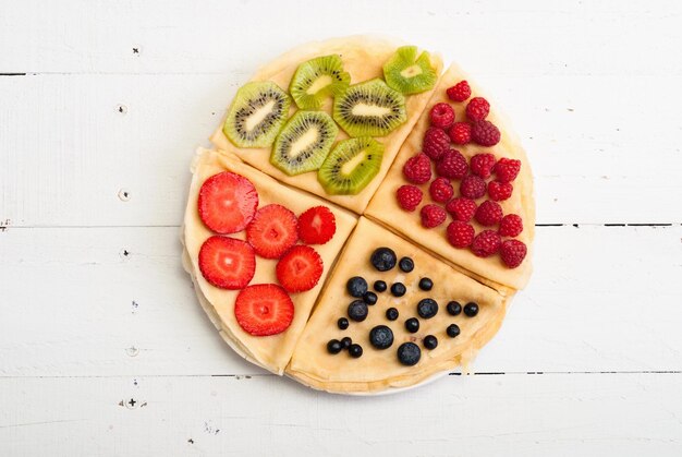 Pannenkoeken met bessen aardbeien bosbessen frambozen kiwi