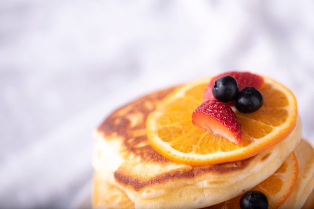 Pannenkoeken met bessen en ahornsiroop