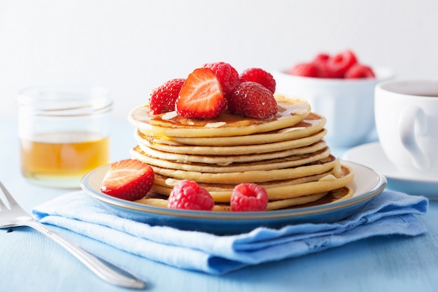 Pannenkoeken met bessen en honing