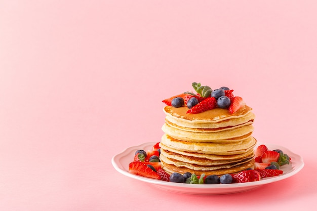 Pannenkoeken met bessen op een lichte pastel achtergrond