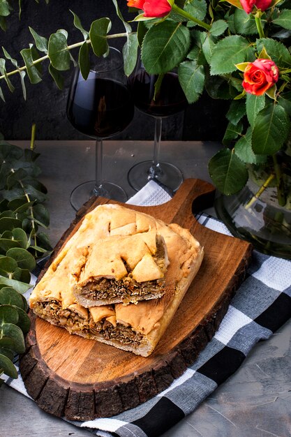 Foto pannenkoeken met bosbessen en honing op een plaat, op houten dakbedekking