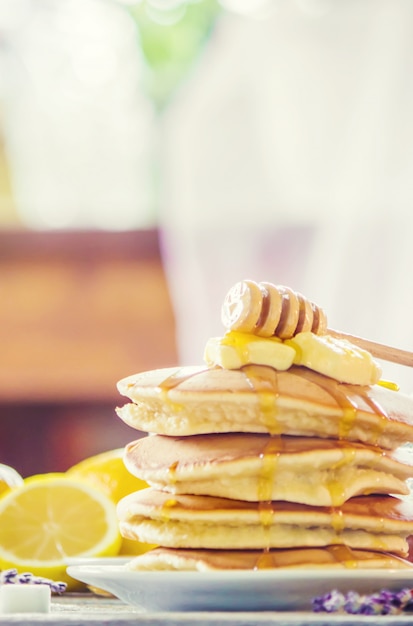 Pannenkoeken met boter en honing