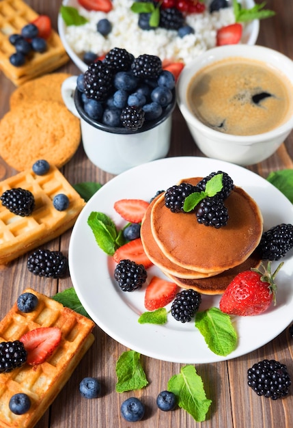 Pannenkoeken met bramen frambozen en straberries Amerikaanse keuken