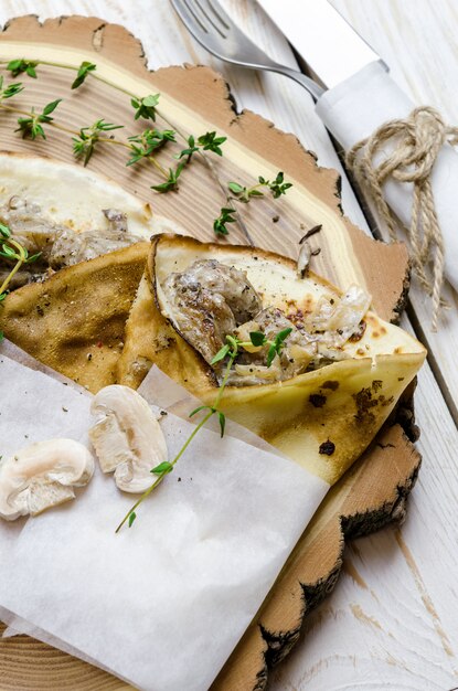 Foto pannenkoeken met champignons en tijm