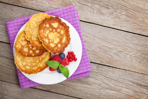 Pannenkoeken met frambozen bosbes en munt