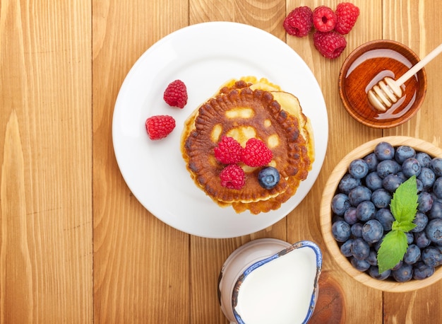 Pannenkoeken met frambozen-bosbessenmelk en honingsiroop