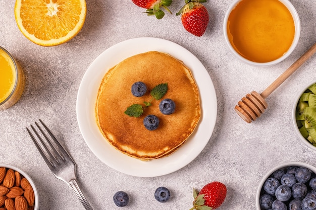 Pannenkoeken met fruit, honing en noten