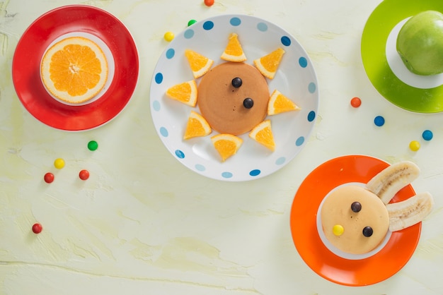 Pannenkoeken met fruit voor de kinderen. Bovenaanzicht