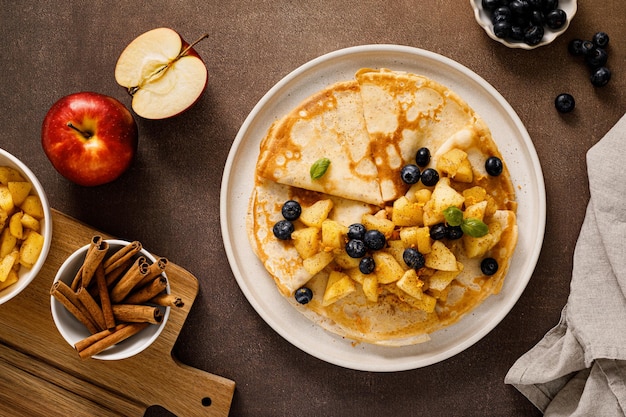 Pannenkoeken met gekarameliseerde kaneel appels bovenaanzicht