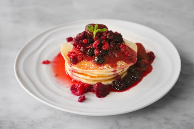 Pannenkoeken met gemengde bessen saus