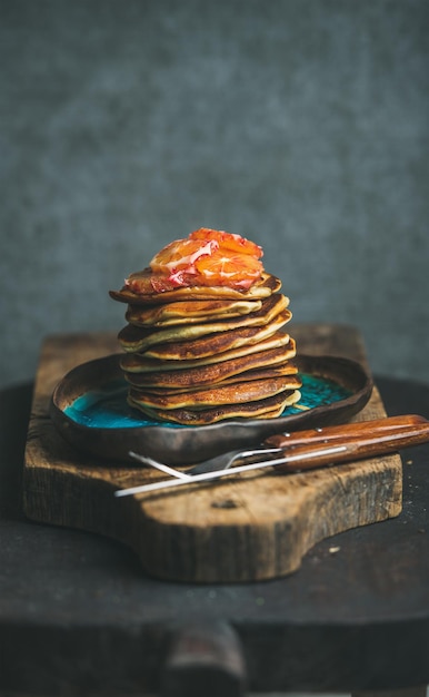 Pannenkoeken met honing en bloederige sinaasappelschijfjes kopiëren ruimte