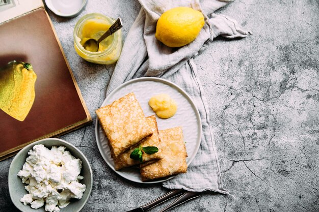 Pannenkoeken met huisgemaakte kwark en lemon curd op een grijs bord