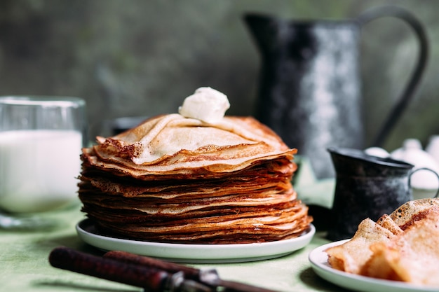 Pannenkoeken met huisgemaakte kwark, frambozen een grijs bord