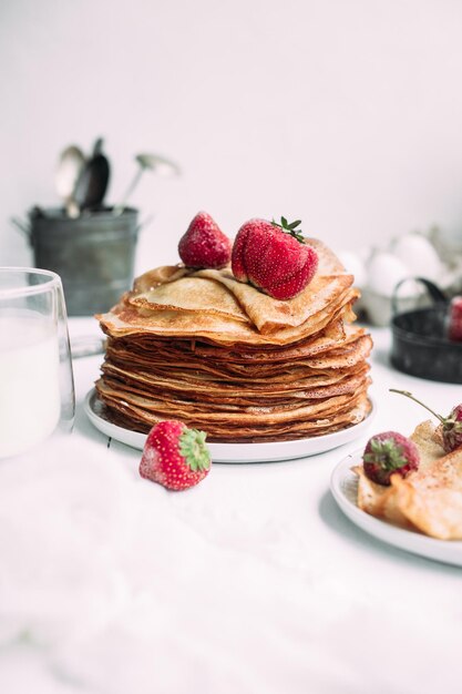 Pannenkoeken met huisgemaakte kwark, frambozen een grijs bord