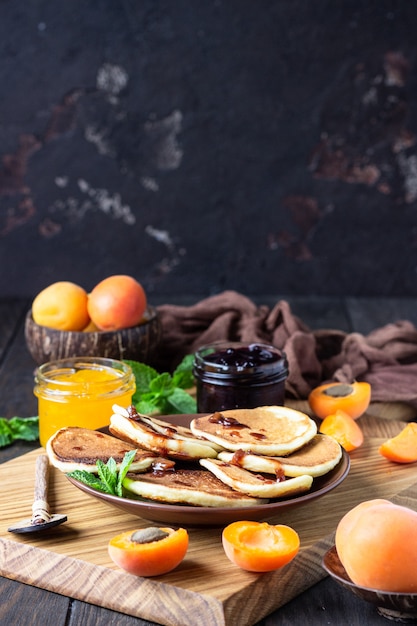 Pannenkoeken Met Jam, Abrikoos En Munt. Heerlijk dessert voor het ontbijt.