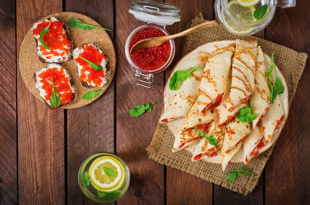 Pannenkoeken Met Rode Kaviaar Op De Plaat. Russische keuken. Maslenitsa