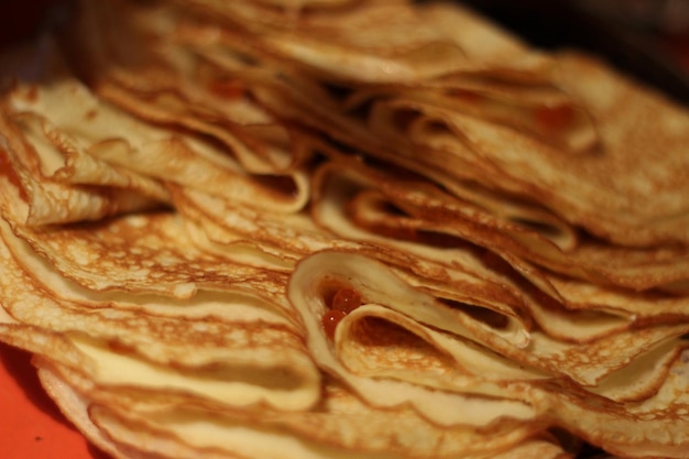 Pannenkoeken met rode kaviaar op tafel