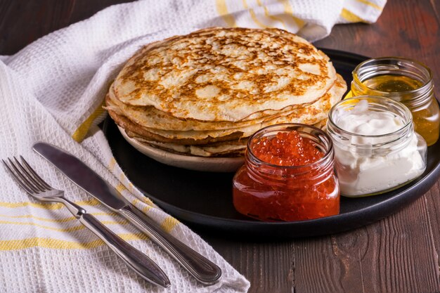 Pannenkoeken met rode kaviaar, zure room, honing